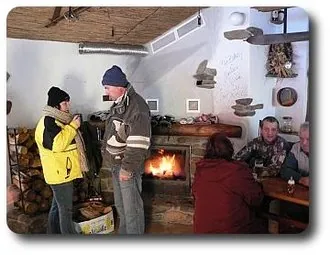 Hosté u krbu v chatě Gizela